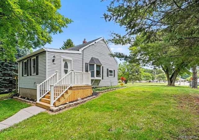 Homes for sale in Lansing, MI | 1014 Pearl St, Lansing, MI 48906 | MLS# 61008465