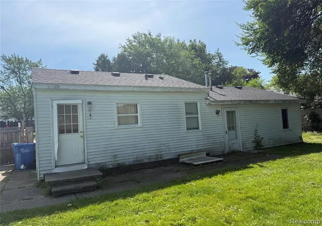 3rd image of 25453 Pine View Ave, Warren, MI 48091 | MLS# 61010978