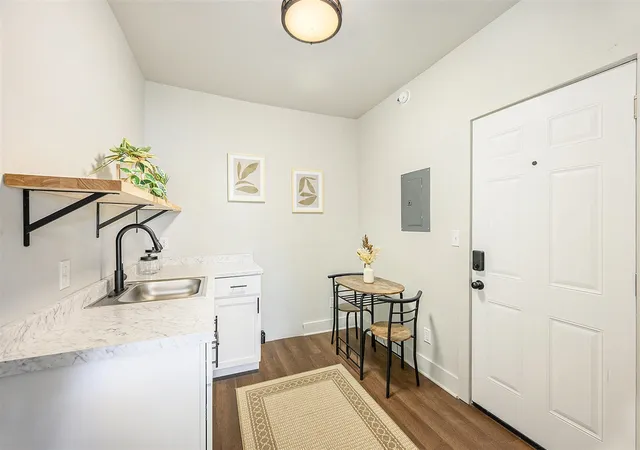 3rd image of 415 W Walnut St, Kalamazoo, MI 49007 | MLS# 70528408