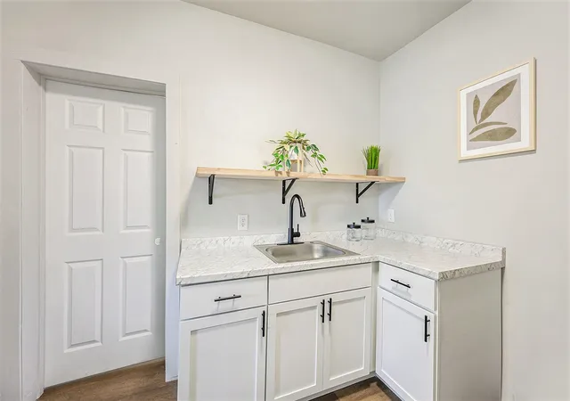 4th image of 415 W Walnut St, Kalamazoo, MI 49007 | MLS# 70528408