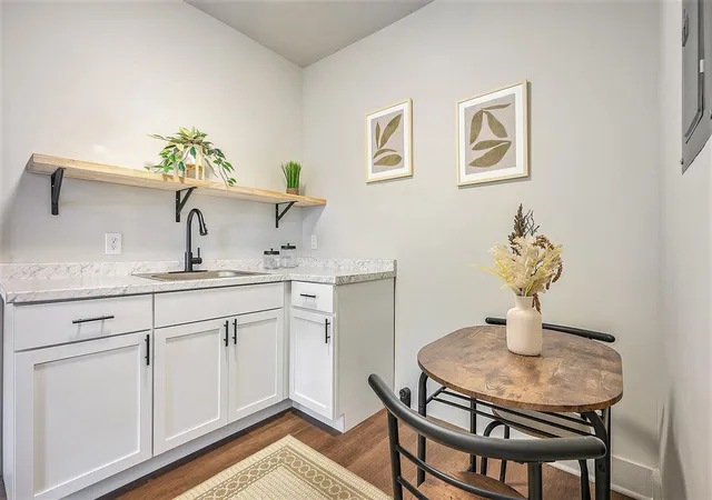 5th image of 415 W Walnut St, Kalamazoo, MI 49007 | MLS# 70528408