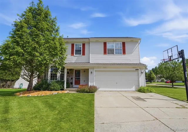 Homes for sale in Fenton, MI | 1099 Carriage Hill Dr, Fenton, MI 48430 | MLS# 61006031