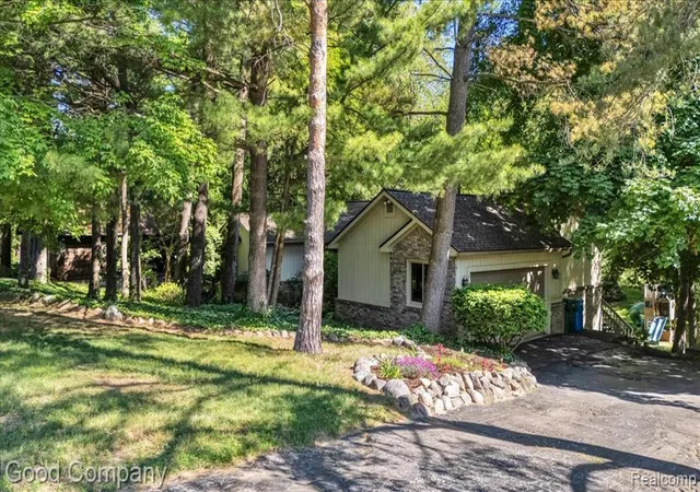 Photo 2 of Single Family Residence at 5504 Starwood Dr, Commerce Township, MI 48382 | MLS# 60999485 | | Sold on 2026-07-06