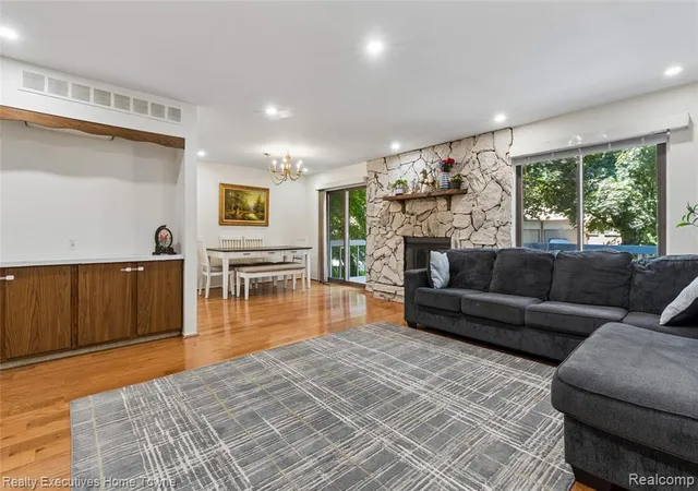 2nd image of 1077 Willow Grove Ct, Rochester Hills, MI 48307 | MLS# 61009613