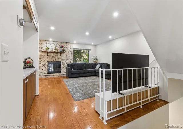 3rd image of 1077 Willow Grove Ct, Rochester Hills, MI 48307 | MLS# 61009613