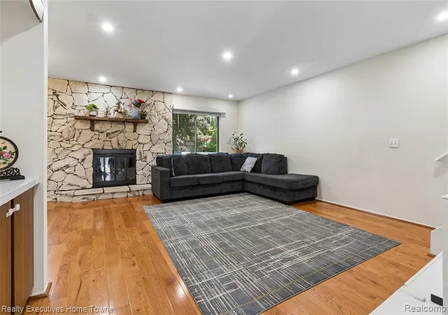 5th image of 1077 Willow Grove Ct, Rochester Hills, MI 48307 | MLS# 61009613
