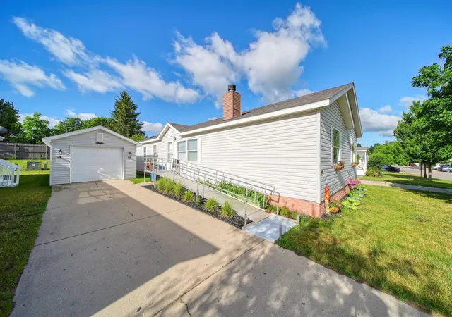 3rd image of 1076 Cambry Cir, Grass Lake, MI 49240 | MLS# 70539084