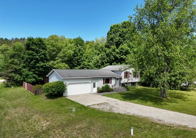 Homes for sale in Traverse City, MI | 2575 Reily Ct, Traverse City, MI 49685 | MLS# 80067712