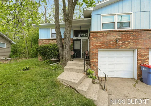 Homes for sale in Grand Rapids, MI | 2417-2419 Edgewood Ave, Grand Rapids, MI 49546 | MLS# 70531958