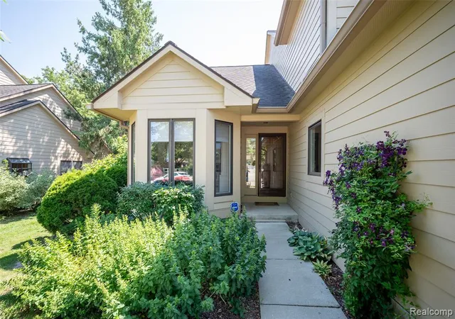 Photo 3 of Sale Pending at 2039 Bancroft Dr, Ann Arbor, MI 48108 9305 | MLS# 61011613 | Listing updated on 2026-09-10