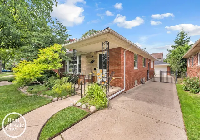 Homes for sale in Grosse Pointe Woods, MI | 1806 Newcastle Rd, Grosse Pointe Woods, MI 48236 | MLS# 50213964