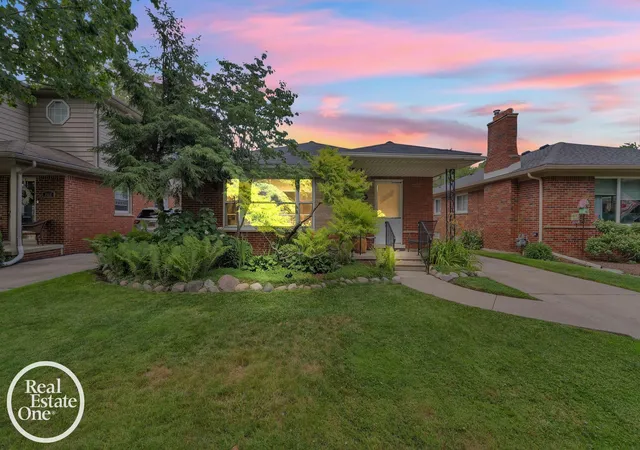 Homes for sale in Grosse Pointe Woods, MI | 1806 Newcastle Rd, Grosse Pointe Woods, MI 48236 | MLS# 50213964
