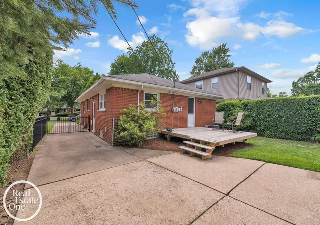 Homes for sale in Grosse Pointe Woods, MI | 1806 Newcastle Rd, Grosse Pointe Woods, MI 48236 | MLS# 50213964