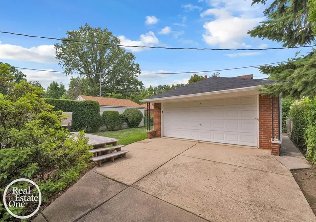 Homes for sale in Grosse Pointe Woods, MI | 1806 Newcastle Rd, Grosse Pointe Woods, MI 48236 | MLS# 50213964