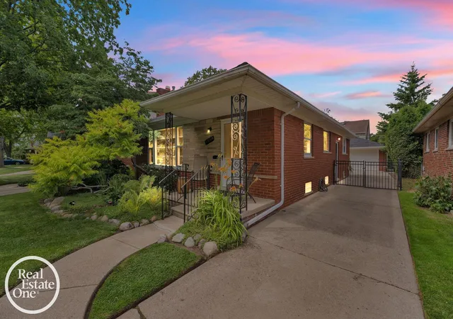 Homes for sale in Grosse Pointe Woods, MI | 1806 Newcastle Rd, Grosse Pointe Woods, MI 48236 | MLS# 50213964