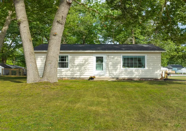 Photo 3 of Sale Pending at 1210 Woodcrest St, Muskegon, MI 49442 | MLS# 70554279 | Listing updated on 2026-09-09