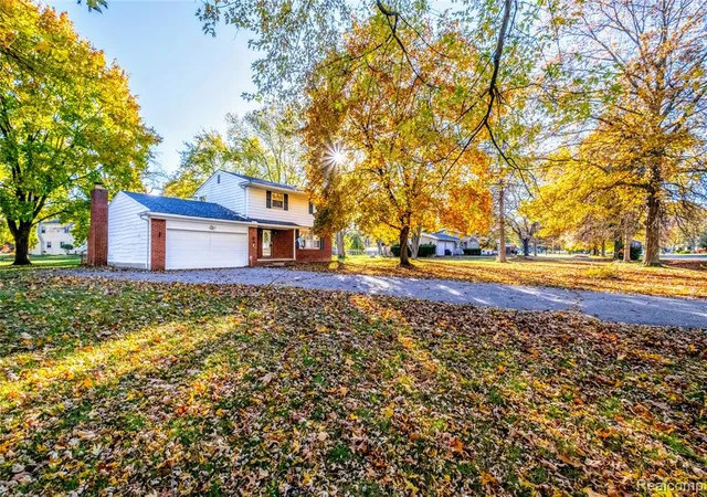 Photo 2 of Single family home for sale at 5297 Oaktree Dr, Flint, MI 48532 3337 | MLS# 61010102 | Listing updated on 2026-08-28