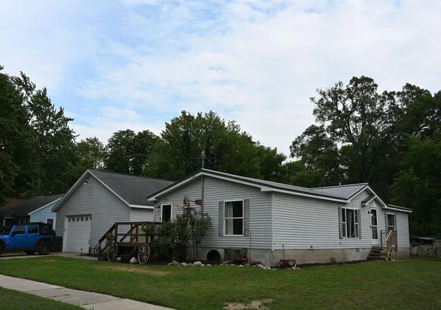 Photo 2 of Sale Pending at 931 W Barney Ave, Muskegon, MI 49441 | MLS# 70553507 | Listing updated on 2026-08-31