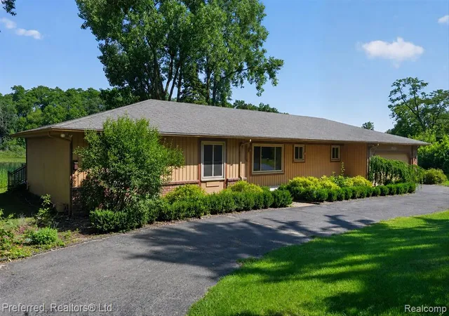 Homes for sale in Pinckney, MI | 5524 Lawrence Ct, Pinckney, MI 48169 | MLS# 61009609