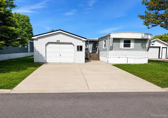 Homes for sale in Swartz Creek, MI | 107 Foxpointe Ct, Swartz Creek, MI 48473 | MLS# 60996510