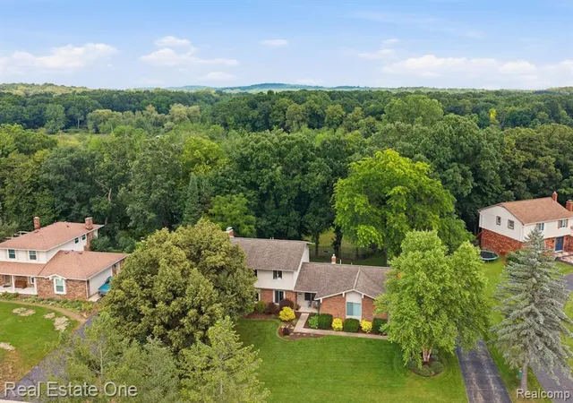 2nd image of 10947 Arbour Dr, Brighton, MI 48114 | MLS# 61009685