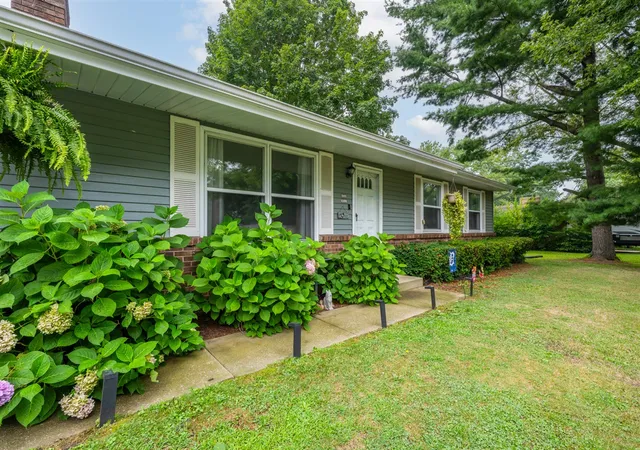 Photo 2 of Sale Pending at 536 Dell St, Saint Joseph, MI 49085 | MLS# 70550889 | Listing updated on 2026-09-25