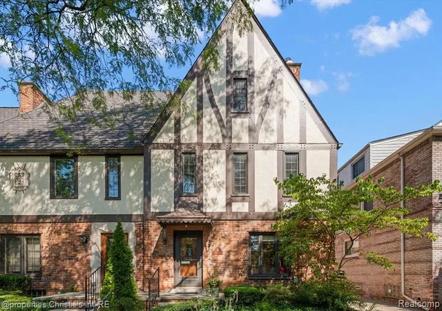 Photo 1 of Sale Pending at 37 Cranford Ln, Grosse Pointe, MI 48230 1514 | MLS# 61024748 | Listing updated on 2026-09-17