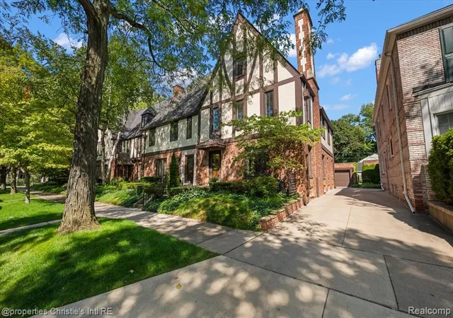 Photo 2 of Sale Pending at 37 Cranford Ln, Grosse Pointe, MI 48230 1514 | MLS# 61024748 | Listing updated on 2026-09-17