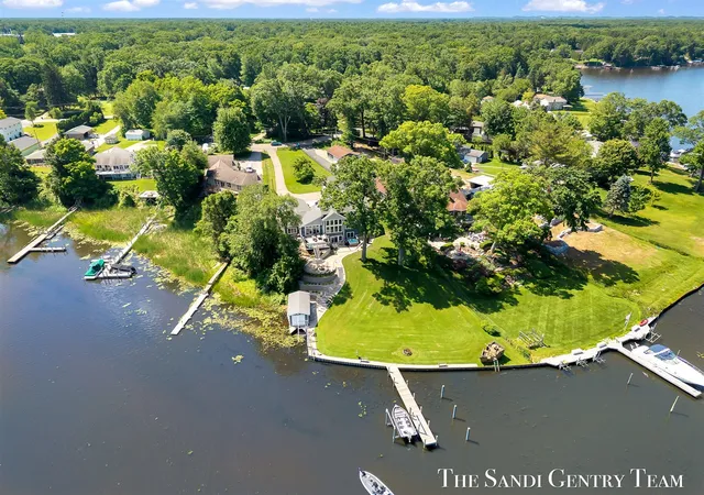 Photo 4 of Single family home for sale at 7 Circle Dr, Fruitport, MI 49415 | MLS# 70526577 | Listing updated on 2026-08-28