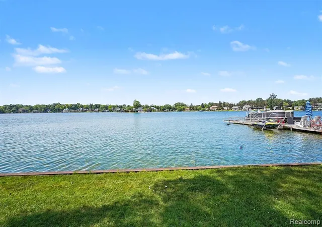 Homes for sale in Fenton, MI | 14174 Dartmouth Dr, Fenton, MI 48430 | MLS# 61003615