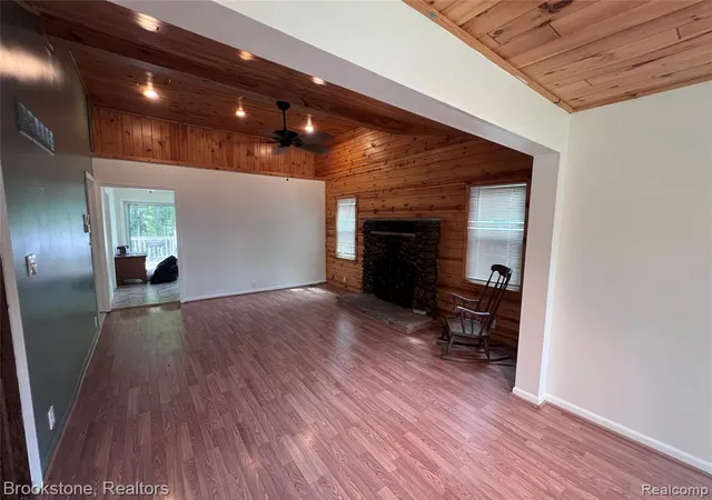 Photo 3 of Sale Pending at 3256 Lakeview Blvd, Highland, MI 48356 1684 | MLS# 61023884 | Listing updated on 2026-08-31