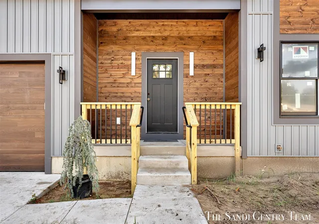 3rd image of 1034 Arlington Ave, Grand Haven, MI 49417 | MLS# 70497362