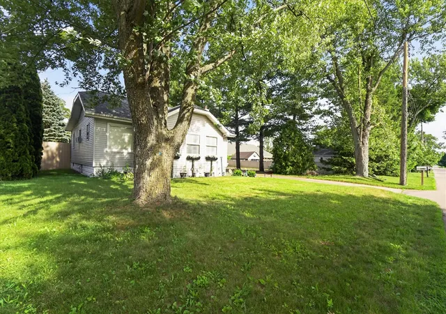 Photo 2 of Single family home for sale at 1023 Evanston Dr, Jackson, MI 49202 | MLS# 70539157 | Listing updated on 2026-08-27
