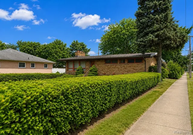Photo 4 of Single family home for sale at 25887 Curie Ave, Warren, MI 48091 3831 | MLS# 61000134 | Listing updated on 2026-09-13
