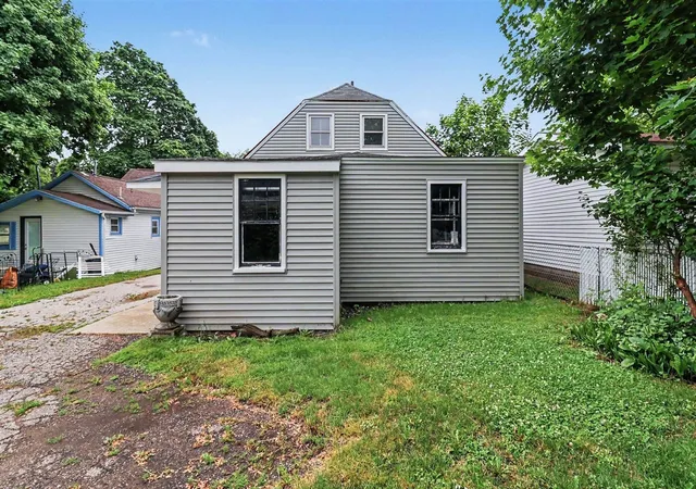 3rd image of 286 3Rd St, Manistee, MI 49660 | MLS# 70538142