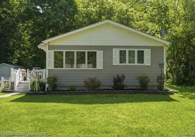 Homes for sale in Fort Gratiot, MI | 3850 State Rd, Fort Gratiot, MI 48059 | MLS# 61007996