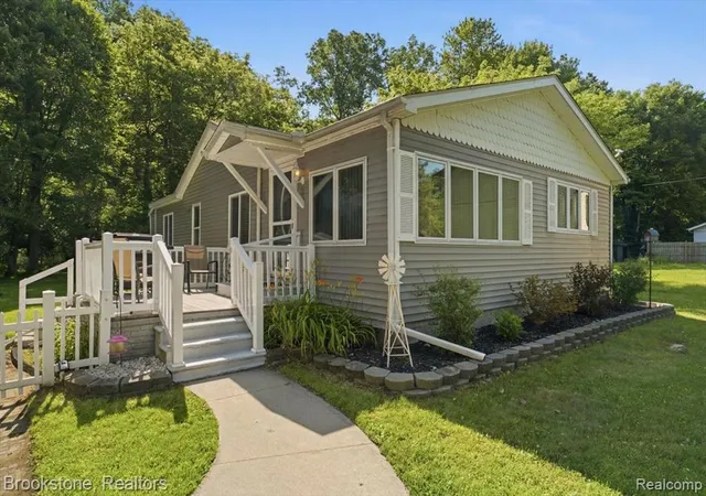 Homes for sale in Fort Gratiot, MI | 3850 State Rd, Fort Gratiot, MI 48059 | MLS# 61007996