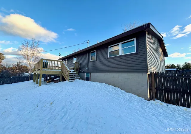 Photo 3 of Single family home for sale at 165 Dana Ln, Marquette, MI 49855 | MLS# 50198423 | Listing updated on 2026-02-10