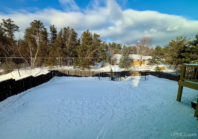 Photo 4 of Single family home for sale at 165 Dana Ln, Marquette, MI 49855 | MLS# 50198423 | Listing updated on 2026-02-10