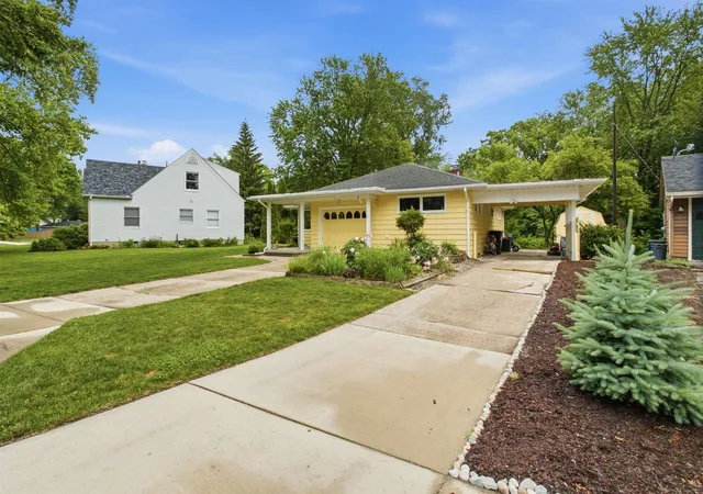 Homes for sale in Port Huron, MI | 728 Lakeview Dr, Port Huron, MI 48060 | MLS# 50214039