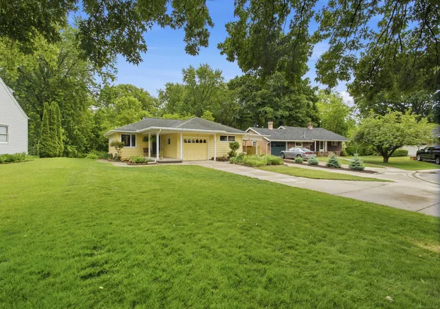 Homes for sale in Port Huron, MI | 728 Lakeview Dr, Port Huron, MI 48060 | MLS# 50214039