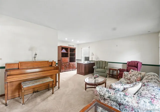 5th image of 5309 Orchard Crest Dr, Troy, MI 48085 | MLS# 61023020