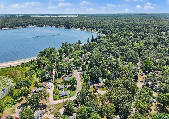 Photo 3 of Sale Pending at 141 N Stewart St, Muskegon, MI 49442 | MLS# 70544071 | Listing updated on 2026-07-21