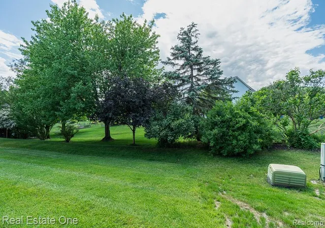 Homes for sale in Commerce Township, MI | 283 Whispering Hill, Commerce Township, MI 48390 | MLS# 60998265