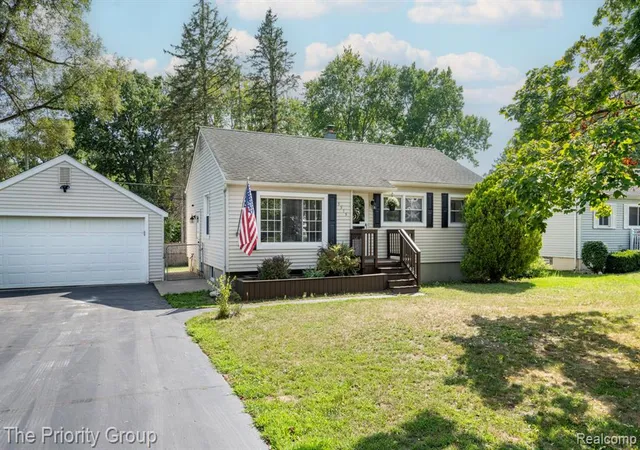 Photo 1 of Sale Pending at 5515 Clinton River Dr, Waterford, MI 48327 2524 | MLS# 61023646 | Listing updated on 2026-08-28