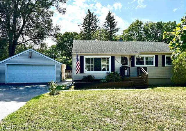 Photo 34 of Sale Pending at 5515 Clinton River Dr, Waterford, MI 48327 2524 | MLS# 61023646 | Listing updated on 2026-08-28