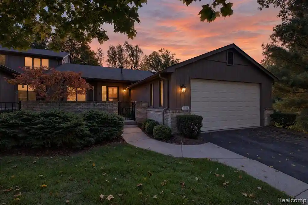 Condo for sale at 1071 Oak Pointe Dr #36, Waterford, MI 48327 1630 | MLS# 61039349