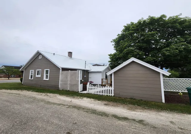 Homes for sale in Gladwin, MI | 435 E Cedar Ave, Gladwin, MI 48624 | MLS# 50214258