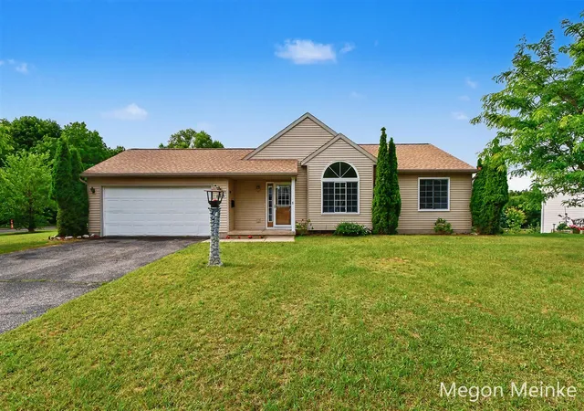 Homes for sale in Belding, MI | 105 Pineview Dr, Belding, MI 48809 | MLS# 70542577