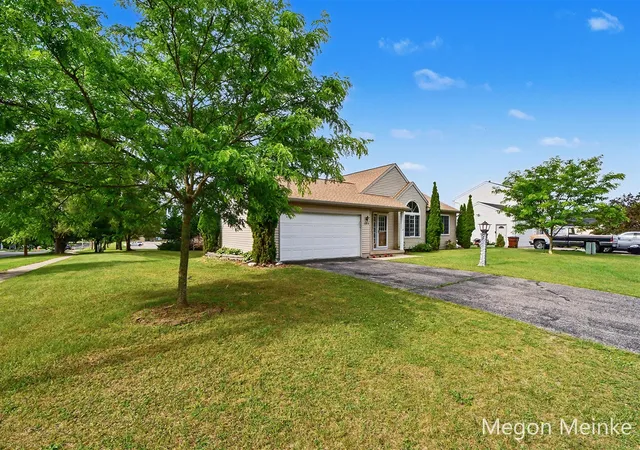 Homes for sale in Belding, MI | 105 Pineview Dr, Belding, MI 48809 | MLS# 70542577